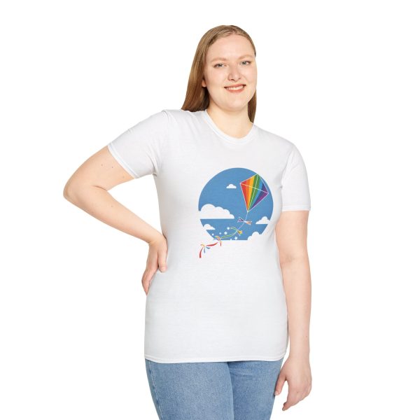 Tshirt LGBT+ cerf-volant avec queue arc-en-ciel volant dans le ciel design joyeux et coloré pour fierté LGBTQ+ shirt t-shirt - Image 17