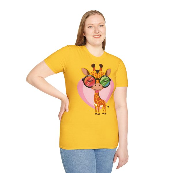 Tshirt LGBT+ girafe avec lunettes et coeur illustration colorée et amusante pour sensibilisation et soutien LGBTQ+ shirt t-shirt - Image 53