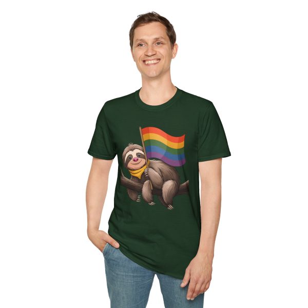 Tshirt Drapeau LGBT paresseux tenant un drapeau arc-en-ciel sur une branche design amusant pour soutien et sensibilisation LGBTQ+ t-shirt - Image 79