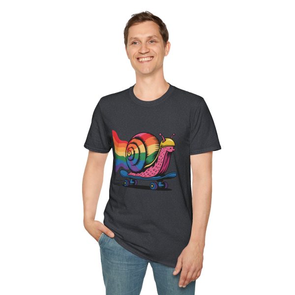 Tshirt LGBTQ+ escargot en skateboard avec fond arc-en-ciel design ludique et vibrant pour célébrer la fierté et inclusion LGBTQ+ t-shirt - Image 7