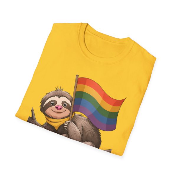 Tshirt Drapeau LGBT paresseux tenant un drapeau arc-en-ciel sur une branche design amusant pour soutien et sensibilisation LGBTQ+ t-shirt - Image 52