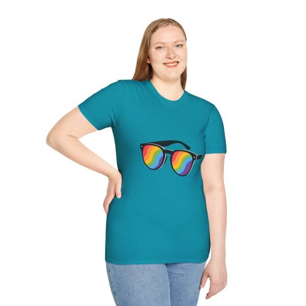 Tshirt LGBT+ lunettes de soleil arc-en-ciel sur fond noir design éclatant pour célébrer la fierté et diversité LGBTQ+ shirt t-shirt - Image 101