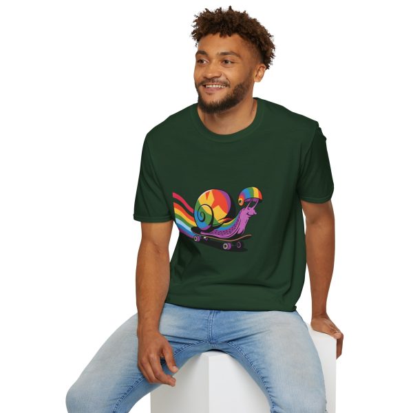 Tshirt LGBT+ escargot sur un skateboard avec roue arc-en-ciel design amusant et coloré pour célébrer la fierté LGBTQ+ shirt t-shirt - Image 84