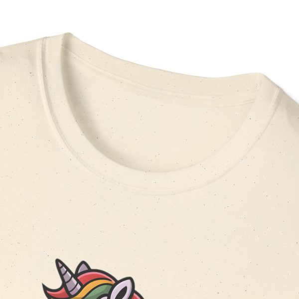 Tshirt Drapeau LGBT licorne sur un skateboard sur fond noir design amusant et coloré pour célébrer la diversité et la fierté LGBTQ+ t-shirt - Image 39