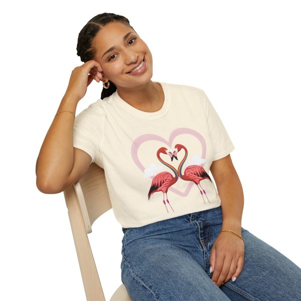 Tshirt LGBTQ+ flamants roses formant un coeur design symbolique et symbolique pour célébrer l'amour et la diversité LGBTQ+ shirt t-shirt - Image 46