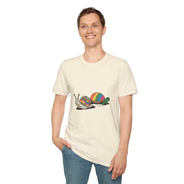 Tshirt LGBT+ deux escargots assis l'un à côté de l'autre design mignon et coloré pour célébrer l'amour et la diversité LGBTQ+ shirt t-shirt - Image 43