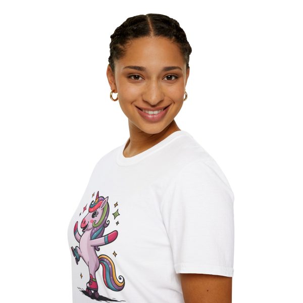 Tshirt LGBTQ+ licorne en skateboard sur fond noir design cool et coloré pour soutien à la fierté et diversité de la communauté LGBT+ t-shirt - Image 21