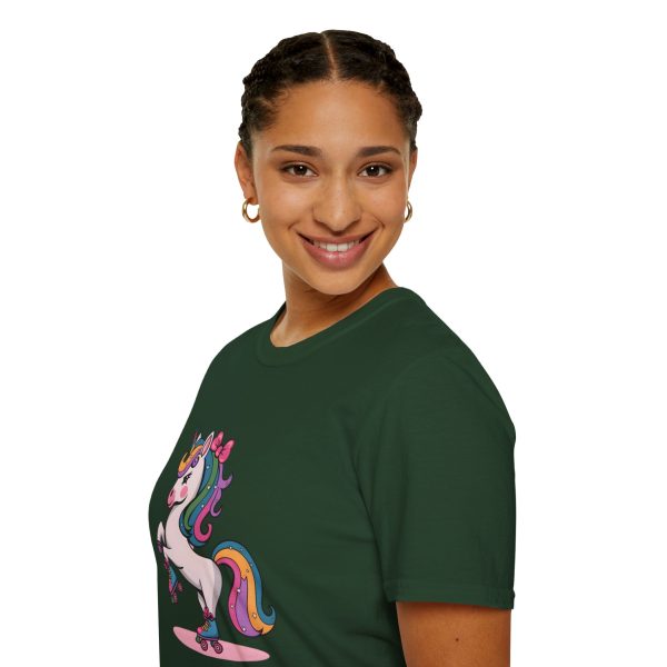 Tshirt Drapeau LGBT licorne sur un skateboard sur fond noir design vibrant et stylé pour sensibilisation à la diversité LGBTQ+ shirt t-shirt - Image 81