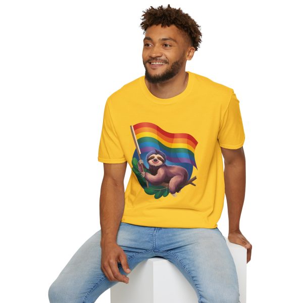 Tshirt Drapeau LGBT paresseux tenant un drapeau arc-en-ciel design amusant et mignon pour sensibilisation et inclusion LGBTQ+ shirt t-shirt - Image 60