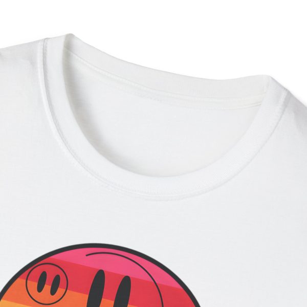 Tshirt LGBT+ cônes de glace avec visages souriants design amusant et mignon pour sensibilisation à la diversité et inclusion LGBTQ+ t-shirt - Image 15