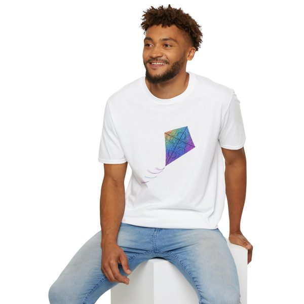 Tshirt Drapeau LGBT cerf-volant coloré volant dans la nuit design symbolique pour célébrer la liberté et la fierté LGBTQ+ shirt t-shirt - Image 24