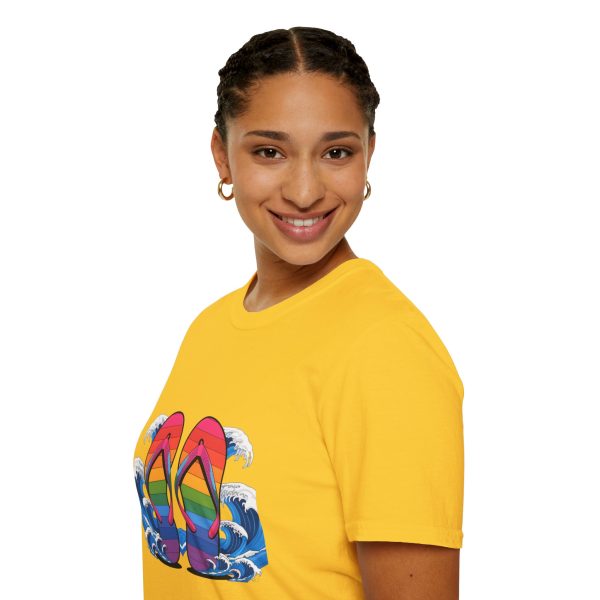 Tshirt LGBT+ tongs flottant dans l'eau design coloré et décontracté pour célébrer la fierté LGBTQ+ et l'amour universel shirt t-shirt - Image 57