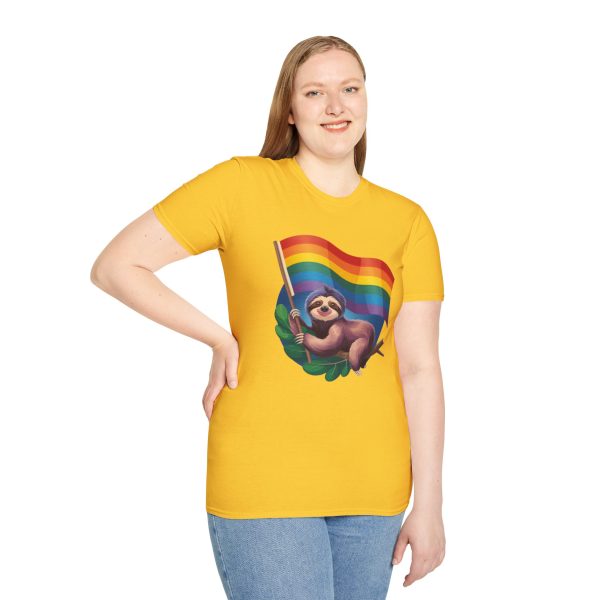 Tshirt Drapeau LGBT paresseux tenant un drapeau arc-en-ciel design amusant et mignon pour sensibilisation et inclusion LGBTQ+ shirt t-shirt - Image 53