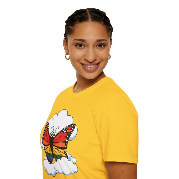 Tshirt Drapeau LGBT papillon assis sur un nuage dans le ciel design poétique et coloré pour sensibilisation et fierté LGBTQ+ shirt t-shirt - Image 57