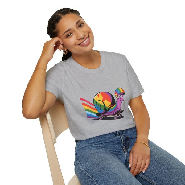 Tshirt LGBT+ escargot sur un skateboard avec roue arc-en-ciel design amusant et coloré pour célébrer la fierté LGBTQ+ shirt t-shirt - Image 34