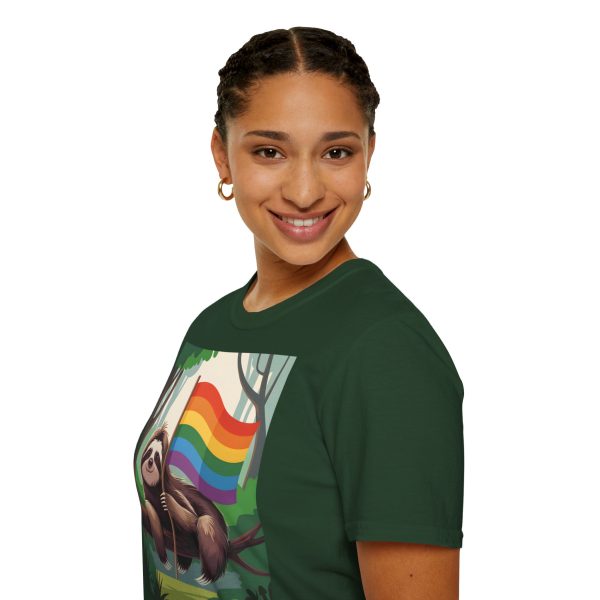 Tshirt Drapeau LGBT paresseux assis sur un arbre tenant un drapeau arc-en-ciel design décontracté et coloré pour fierté LGBTQ+ shirt t-shirt - Image 81