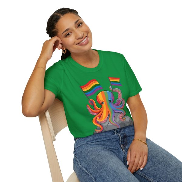 Tshirt LGBTQ+ pieuvre tenant un drapeau arc-en-ciel sur un rocher design vibrant et stylé pour sensibilisation et inclusion LGBTQ+ t-shirt - Image 94