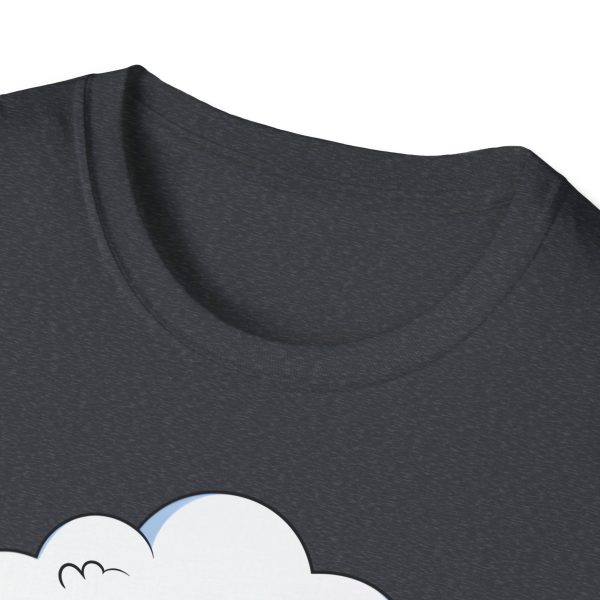 Tshirt Drapeau LGBT papillon assis sur un nuage dans le ciel design poétique et coloré pour sensibilisation et fierté LGBTQ+ shirt t-shirt - Image 3