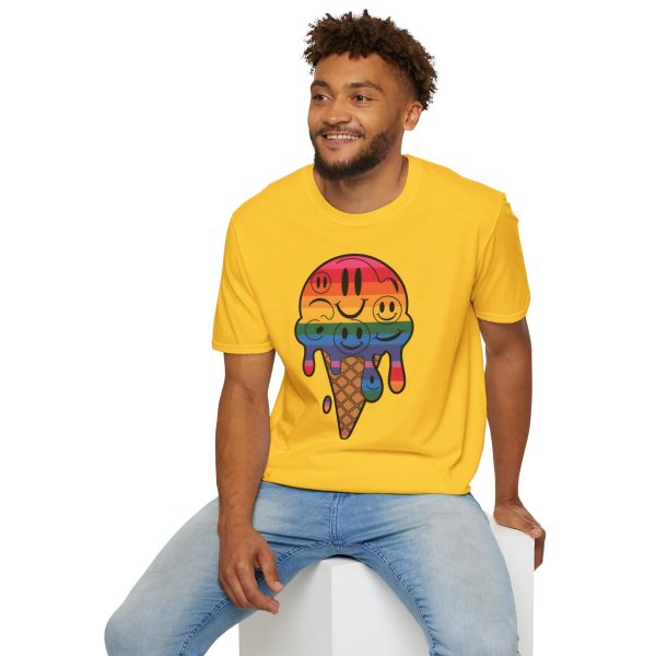 Tshirt LGBT+ cônes de glace avec visages souriants design amusant et mignon pour sensibilisation à la diversité et inclusion LGBTQ+ t-shirt - Image 60