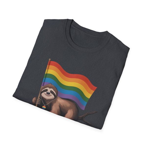 Tshirt Drapeau LGBT paresseux tenant un drapeau arc-en-ciel sur une branche design amusant et coloré pour sensibilisation LGBTQ+ t-shirt - Image 4