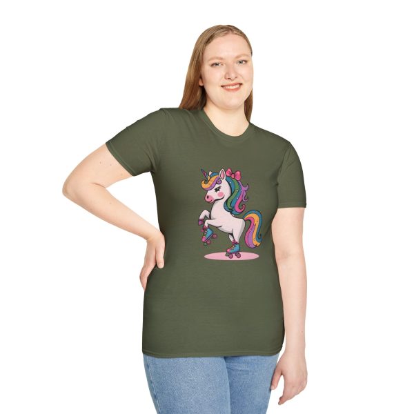 Tshirt Drapeau LGBT licorne sur un skateboard sur fond noir design vibrant et stylé pour sensibilisation à la diversité LGBTQ+ shirt t-shirt - Image 65