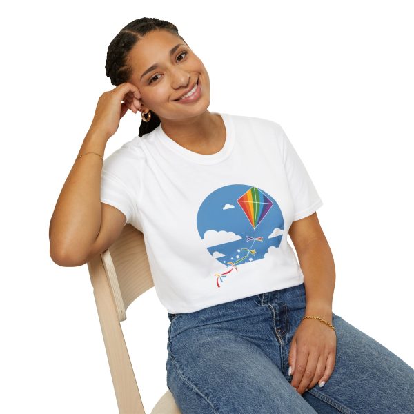 Tshirt LGBT+ cerf-volant avec queue arc-en-ciel volant dans le ciel design joyeux et coloré pour fierté LGBTQ+ shirt t-shirt - Image 22