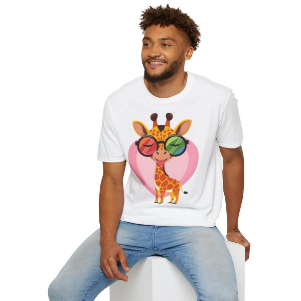 Tshirt LGBT+ girafe avec lunettes et coeur illustration colorée et amusante pour sensibilisation et soutien LGBTQ+ shirt t-shirt - Image 24