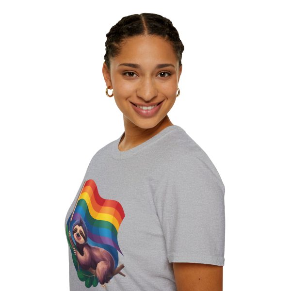 Tshirt Drapeau LGBT paresseux tenant un drapeau arc-en-ciel design amusant et mignon pour sensibilisation et inclusion LGBTQ+ shirt t-shirt - Image 33