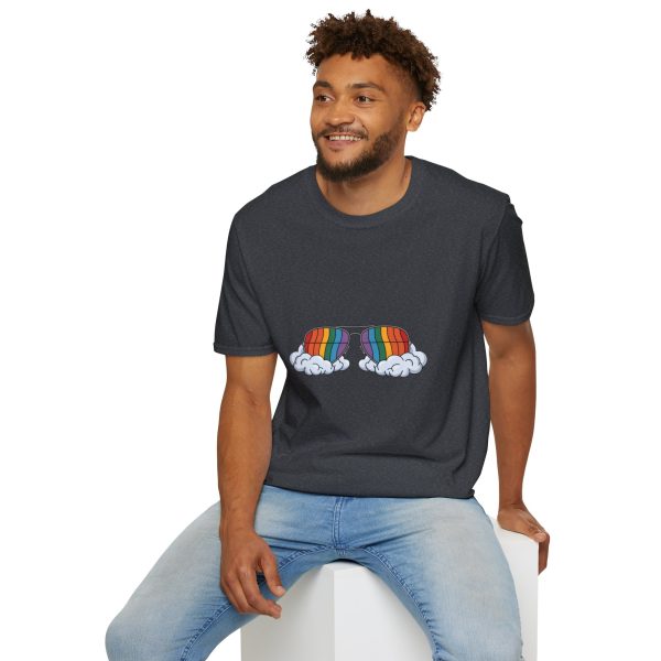 Tshirt LGBTQ+ lunettes de soleil arc-en-ciel avec nuages sur fond noir design stylé et éclatant pour célébrer la diversité LGBTQ+ t-shirt - Image 12