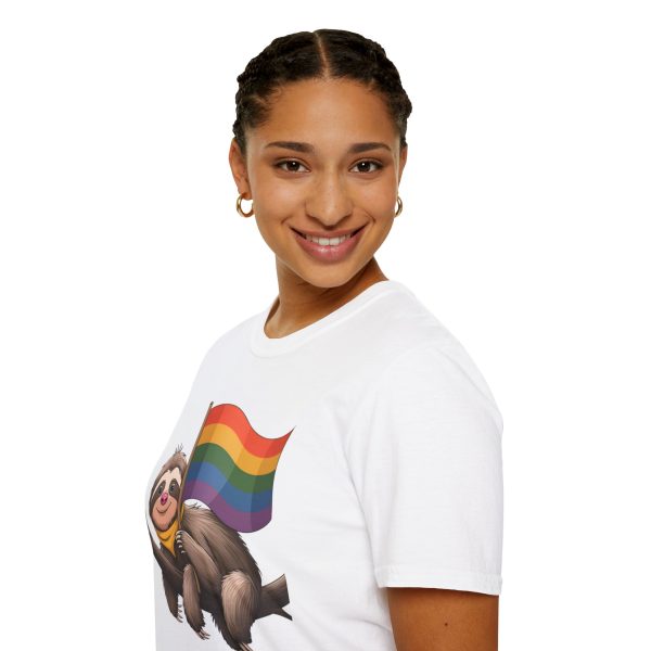 Tshirt Drapeau LGBT paresseux tenant un drapeau arc-en-ciel sur une branche design amusant pour soutien et sensibilisation LGBTQ+ t-shirt - Image 21