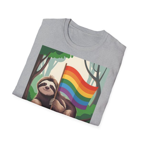 Tshirt Drapeau LGBT paresseux assis sur un arbre tenant un drapeau arc-en-ciel design décontracté et coloré pour fierté LGBTQ+ shirt t-shirt - Image 28