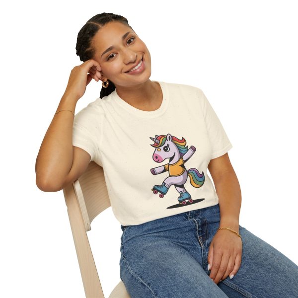 Tshirt Drapeau LGBT licorne sur un skateboard sur fond noir design amusant et coloré pour célébrer la diversité et la fierté LGBTQ+ t-shirt - Image 46