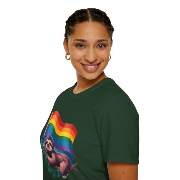 Tshirt Drapeau LGBT paresseux tenant un drapeau arc-en-ciel design amusant et mignon pour sensibilisation et inclusion LGBTQ+ shirt t-shirt - Image 81