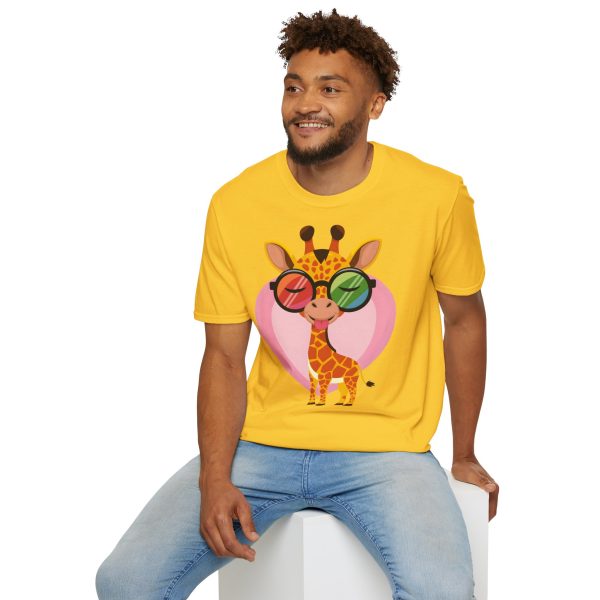 Tshirt LGBT+ girafe avec lunettes et coeur illustration colorée et amusante pour sensibilisation et soutien LGBTQ+ shirt t-shirt - Image 60