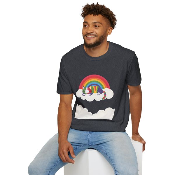 Tshirt LGBTQ+ chat dormant sur un nuage avec arc-en-ciel en arrière-plan design mignon et apaisant pour fierté LGBTQ+ shirt t-shirt - Image 12