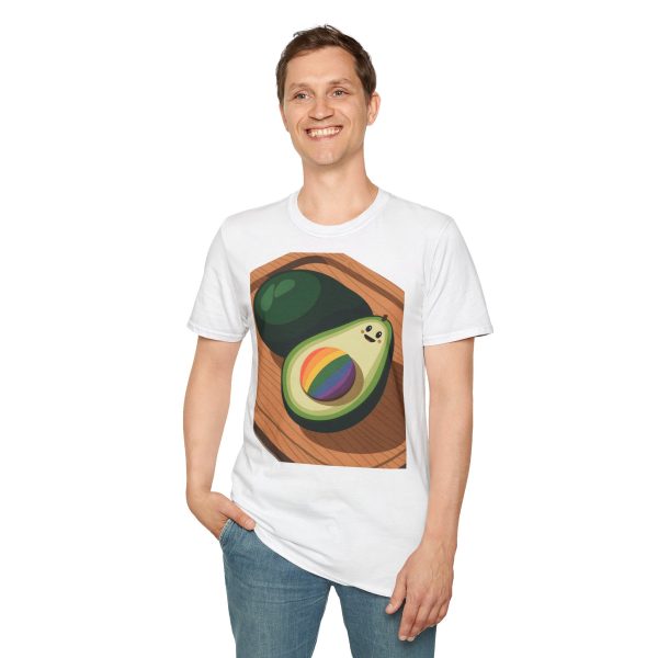 Tshirt Drapeau LGBT avocat sur planche à découper avec arc-en-ciel design original et coloré pour soutien à la communauté LGBTQ+ t-shirt - Image 19