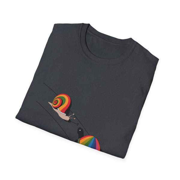 Tshirt Drapeau LGBT escargot avec coquille arc-en-ciel sur fond noir design stylé et vibrant pour sensibilisation LGBTQ+ shirt t-shirt - Image 4