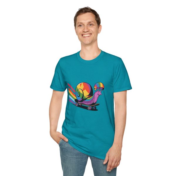 Tshirt LGBT+ escargot sur un skateboard avec roue arc-en-ciel design amusant et coloré pour célébrer la fierté LGBTQ+ shirt t-shirt - Image 103