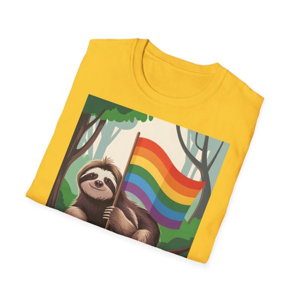 Tshirt Drapeau LGBT paresseux assis sur un arbre tenant un drapeau arc-en-ciel design décontracté et coloré pour fierté LGBTQ+ shirt t-shirt - Image 52