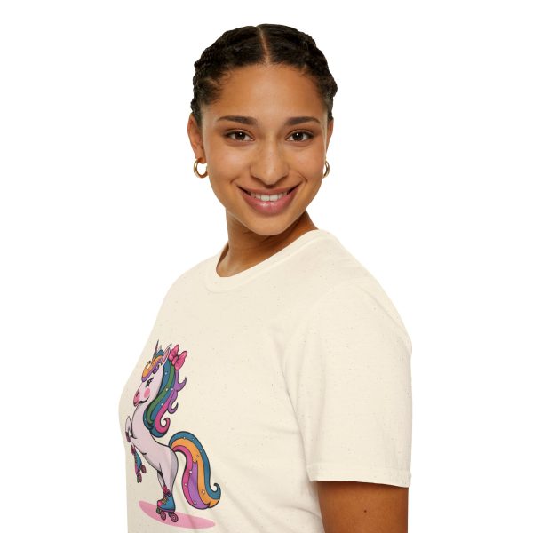 Tshirt Drapeau LGBT licorne sur un skateboard sur fond noir design vibrant et stylé pour sensibilisation à la diversité LGBTQ+ shirt t-shirt - Image 45