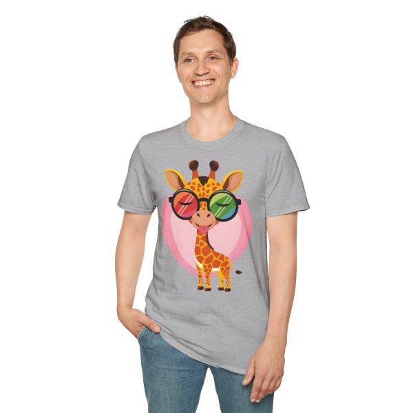 Tshirt LGBT+ girafe avec lunettes et coeur illustration colorée et amusante pour sensibilisation et soutien LGBTQ+ shirt t-shirt - Image 31