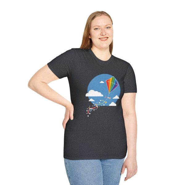 Tshirt LGBT+ cerf-volant avec queue arc-en-ciel volant dans le ciel design joyeux et coloré pour fierté LGBTQ+ shirt t-shirt - Image 5