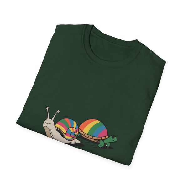 Tshirt LGBT+ deux escargots assis l'un à côté de l'autre design mignon et coloré pour célébrer l'amour et la diversité LGBTQ+ shirt t-shirt - Image 76