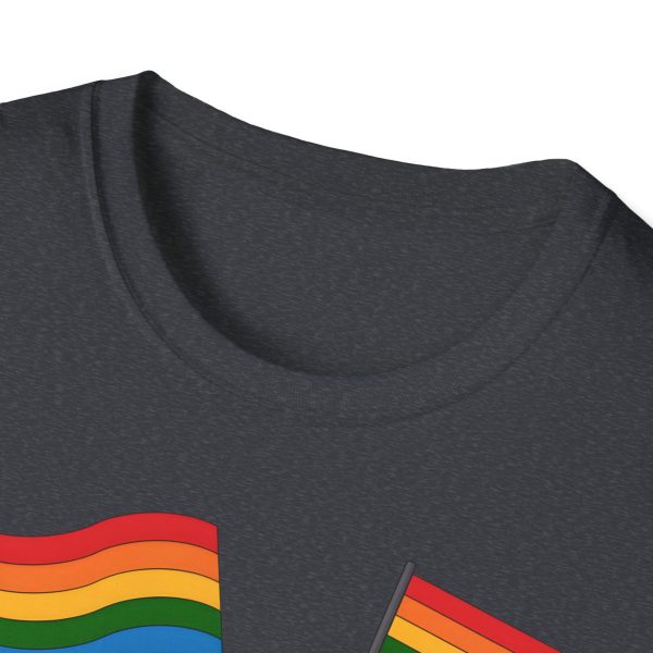 Tshirt LGBTQ+ pieuvre tenant un drapeau arc-en-ciel sur un rocher design vibrant et stylé pour sensibilisation et inclusion LGBTQ+ t-shirt - Image 3