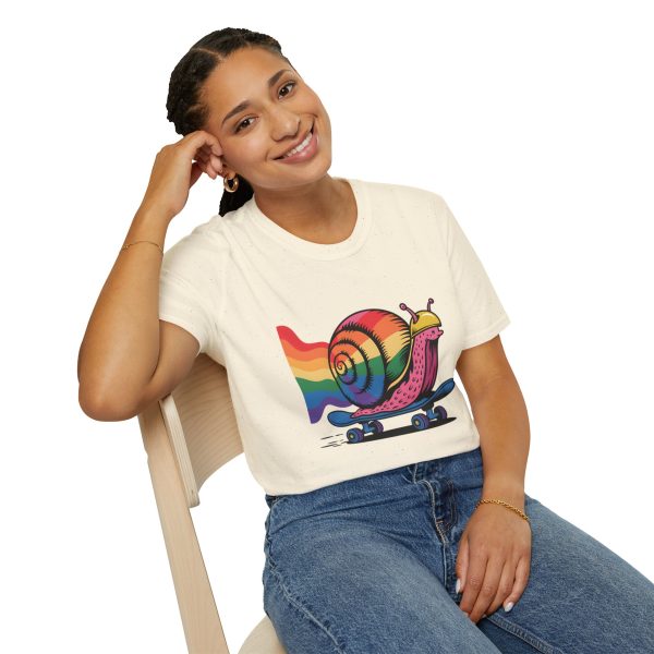 Tshirt LGBTQ+ escargot en skateboard avec fond arc-en-ciel design ludique et vibrant pour célébrer la fierté et inclusion LGBTQ+ t-shirt - Image 46