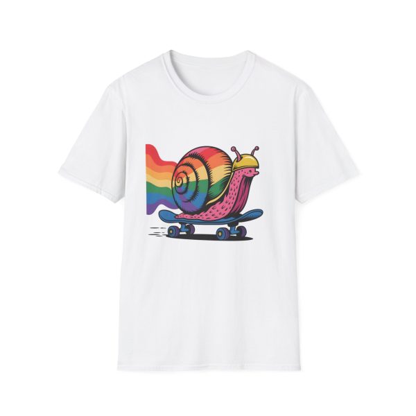 Tshirt LGBTQ+ escargot en skateboard avec fond arc-en-ciel design ludique et vibrant pour célébrer la fierté et inclusion LGBTQ+ t-shirt - Image 13