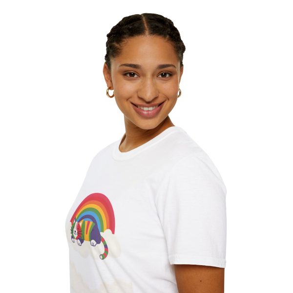 Tshirt LGBTQ+ chat dormant sur un nuage avec arc-en-ciel en arrière-plan design mignon et apaisant pour fierté LGBTQ+ shirt t-shirt - Image 21