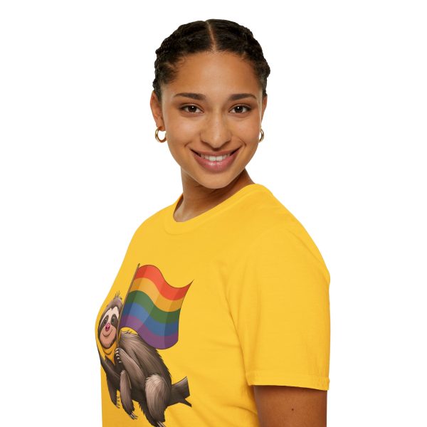 Tshirt Drapeau LGBT paresseux tenant un drapeau arc-en-ciel sur une branche design amusant pour soutien et sensibilisation LGBTQ+ t-shirt - Image 57