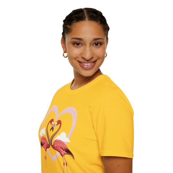 Tshirt LGBTQ+ flamants roses formant un coeur design symbolique et symbolique pour célébrer l'amour et la diversité LGBTQ+ shirt t-shirt - Image 57