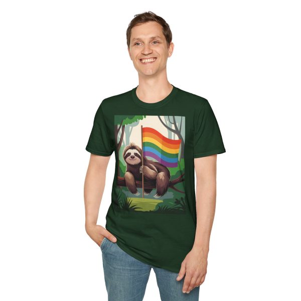 Tshirt Drapeau LGBT paresseux assis sur un arbre tenant un drapeau arc-en-ciel design décontracté et coloré pour fierté LGBTQ+ shirt t-shirt - Image 79